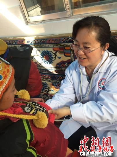 援藏期间，于海梅为当地藏族儿童看诊。受访者供图。